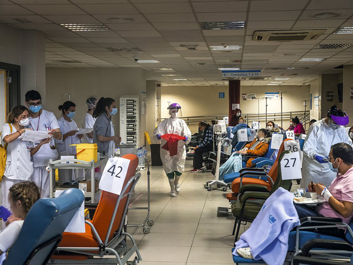 Decenas de personas, en la sala de espera de un hospital