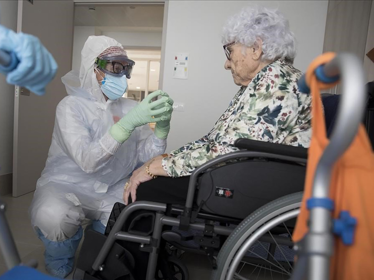 Enfermera habla con una mujer en una residencia de mayores en plena crisis del COVID 19