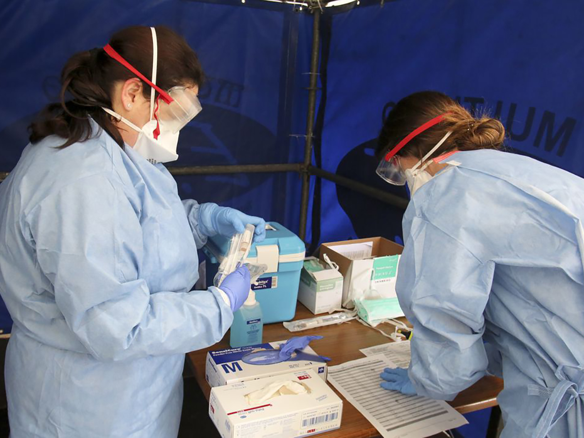 Enfermeras preparándose para la realización de pruebas PCR