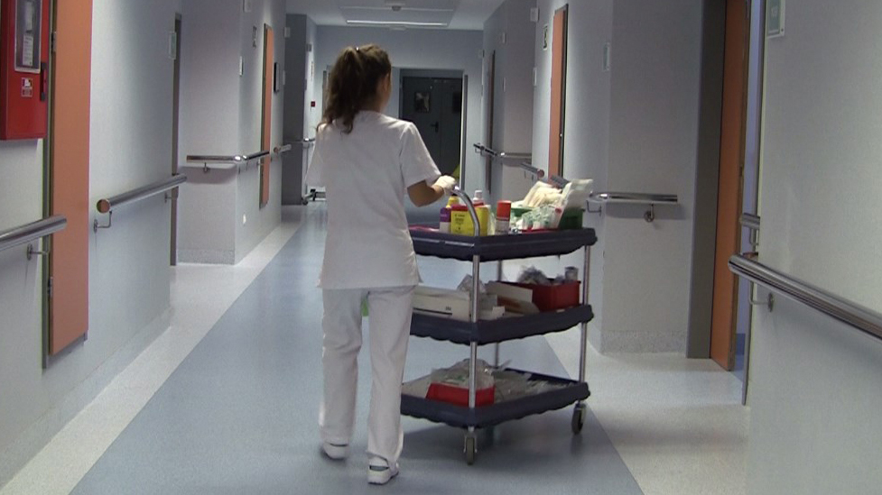 Enfermera en el pasillo del Servet