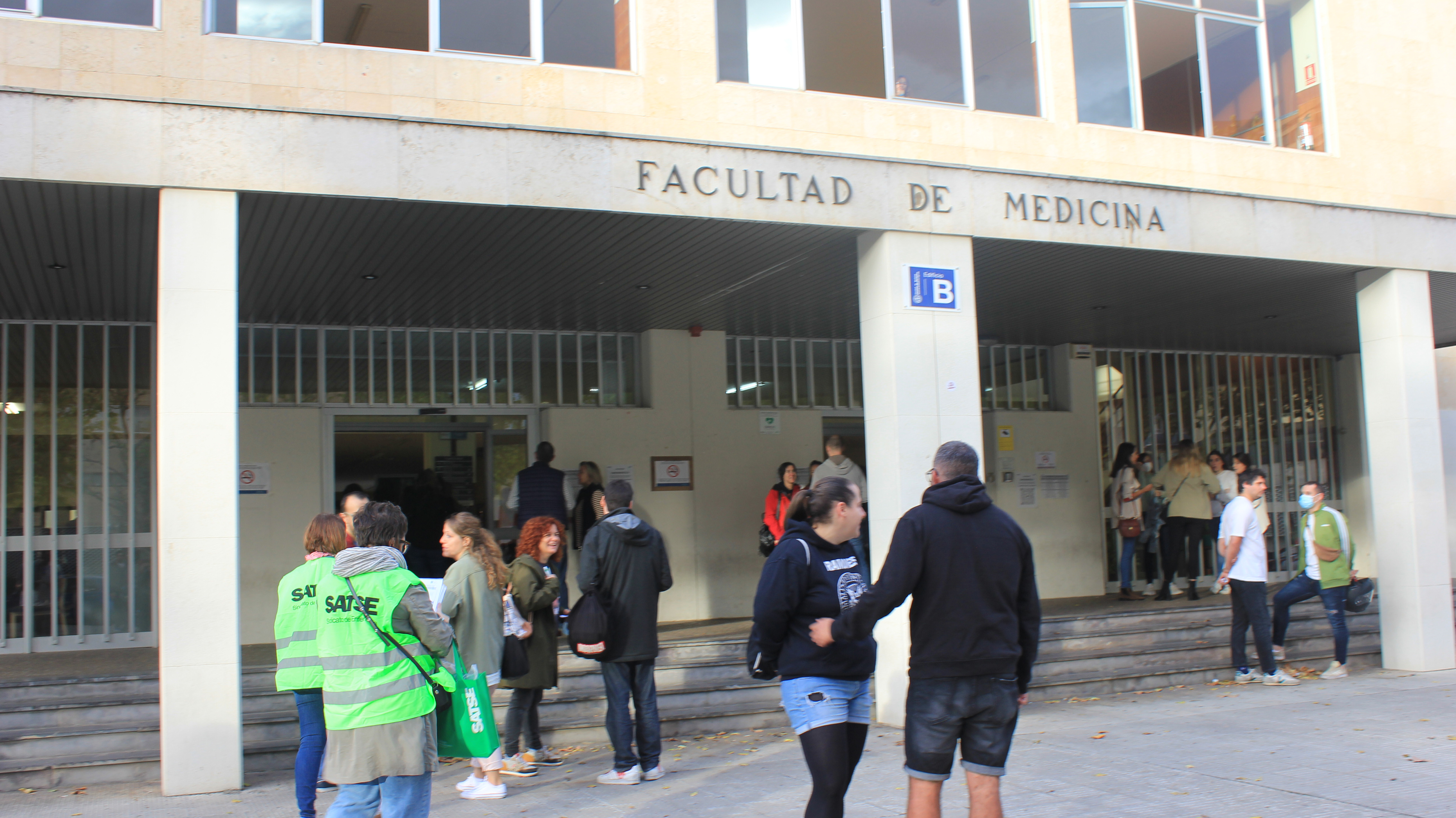 Entrada al examen de OPE, edificio de Medicina