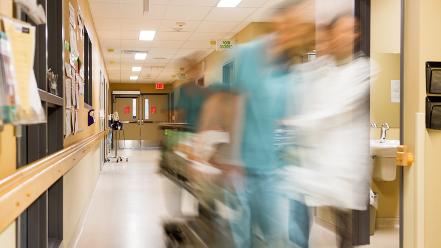 personal por pasillo hospital